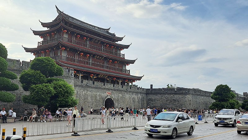 　廣濟門城樓扼潮州古城東西要衝，是潮州城區保存完好的古建築。它建於明洪武三年（1370年），是一座具有六百多年歷史的古城樓。
