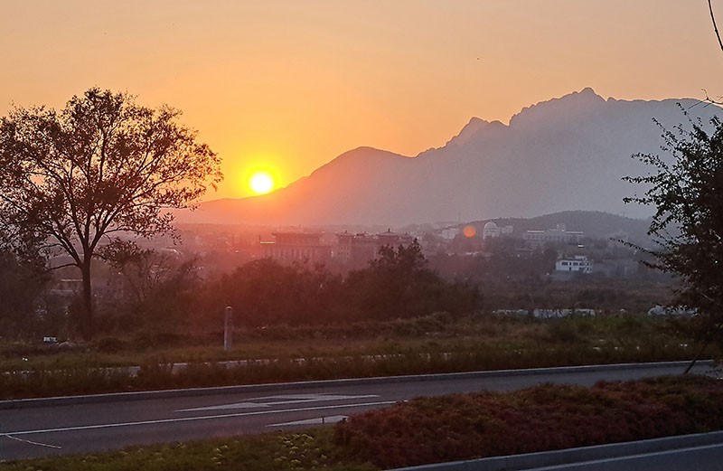 　嵩山其實是兩座山，上圖為城北的太室山，下圖為城西的少室山。