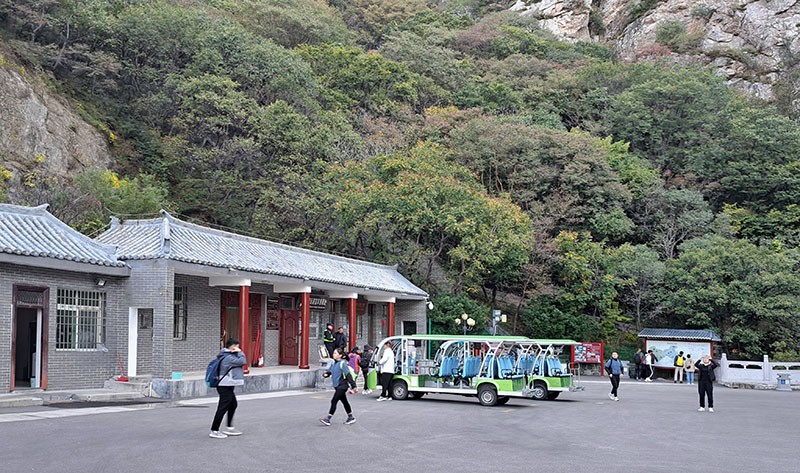 　登山口離入口還有幾公里路，另花20元坐景區車到山腰的登山口。