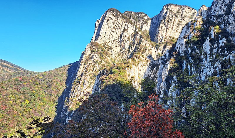 　過了南天門，今天的主要山坡也爬完了，景色也由寛闊平野轉為山體為主了。