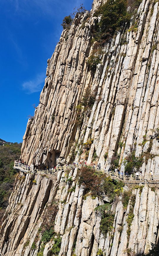 　不久來到少室山最有代表性的書冊崖，這名字起得真好，既形象又顯得文雅！