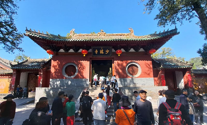 　兩個大圓窗的山門是少林寺的標誌，據說牌匾上“少林寺”三字是康熙皇帝御筆親寫。