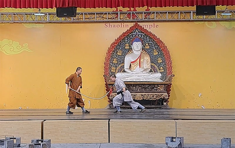 　原以為武術表演是在寺內古蹟地方表演，但原來是寺側門外的一個大室內場館，有些失望，但可理解。