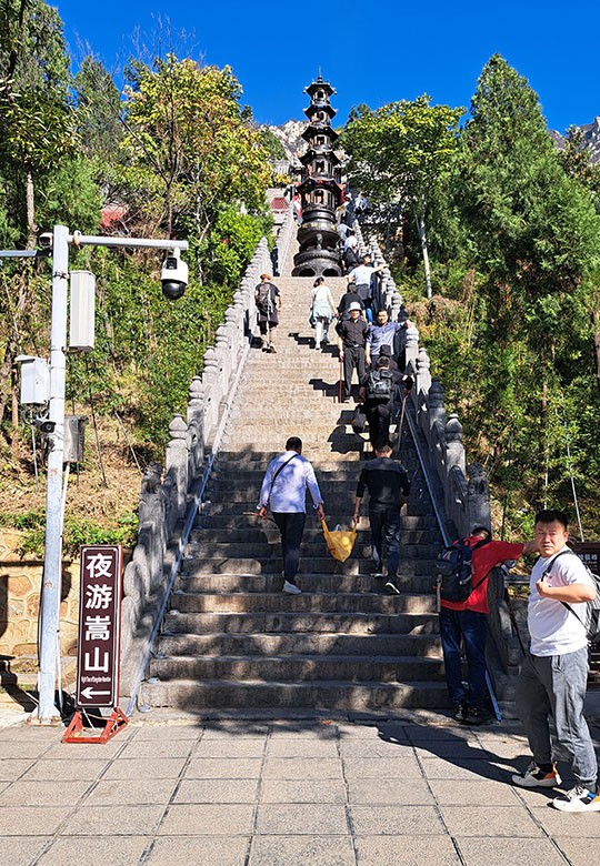 　上山路基本上都會經過沿途道觀，夜遊旁邊另有路。