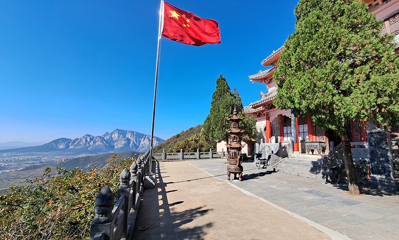 　上到觀音閣，視野漸廣，遠處就是少林河一河之隔的少室山，據説，禹王的第二個妻子，塗山氏之妹棲於此，人於山下建少姨廟敬之，故山名謂「少室」。