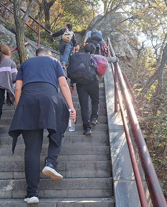 　登頂沒想像中難，有人兩手空空，有需要沿途也有水賣，並不貴；但也有遊客太多慮了，主要是老人家，帶太多東西了…