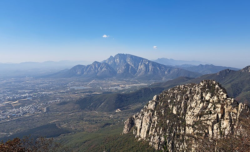 　上了三皇口，豁然開朗，遠山盡收眼底，登封市也在腳下。地勢平坦不少，峻極峰不遠也。