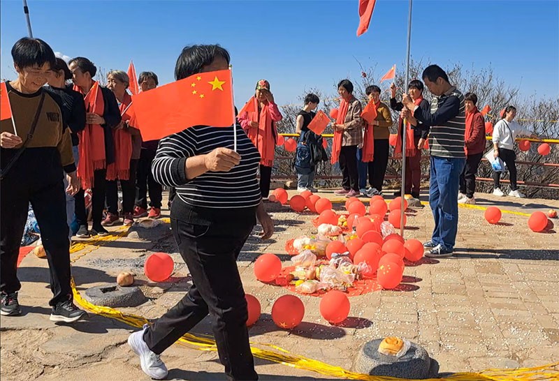 　峻極峰附近的登封壇，建于大周天冊萬歲年間，宋政和年間被毀，現僅存八角形壇基，八個石柱。<br /><br />　當年武則天在此登壇封禪，完成了自己的封禪中嶽意願。她感到自己登嵩山封中嶽大功告成， 就下詔改嵩陽縣為登封縣，改陽城縣為告成縣。<br /><br />　蘇轍遊嵩山後有感而發，寫詩一首：<br />登封事已遙，大碑摧風雨。<br />靈壇久銷禿，古木中樑柱。<br />峰巒至此盡，蒼石無寸土。<br />俯視萬仞高，悲辛但狂顧。