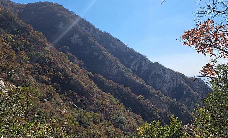 　沿山谷下降，遠景久奉。