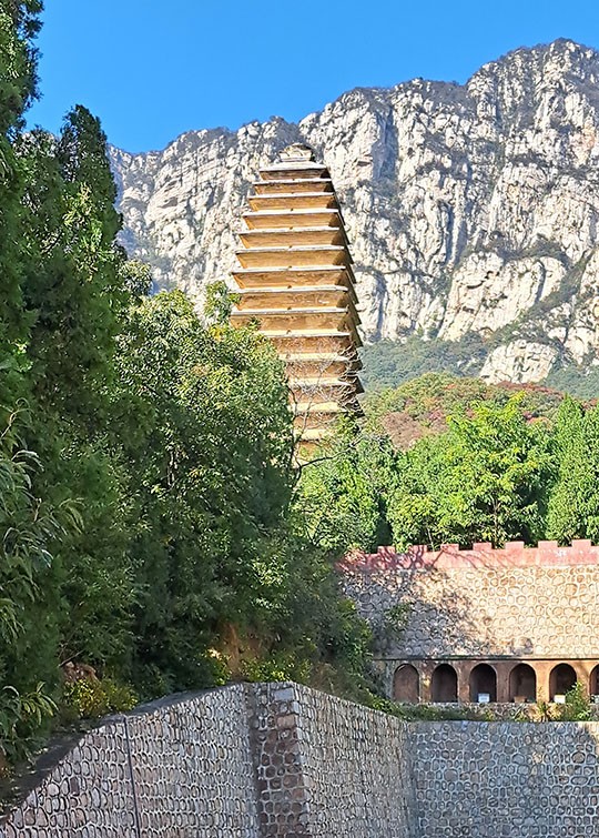 　寺後山坡，有建于隋文帝時期的四角抛物線15層正方形舍利塔，還有唐代磚塔3座，算是法王寺另一處文物古蹟。2001年6月法王寺塔被國務院公佈為全國重點文物保護單位。