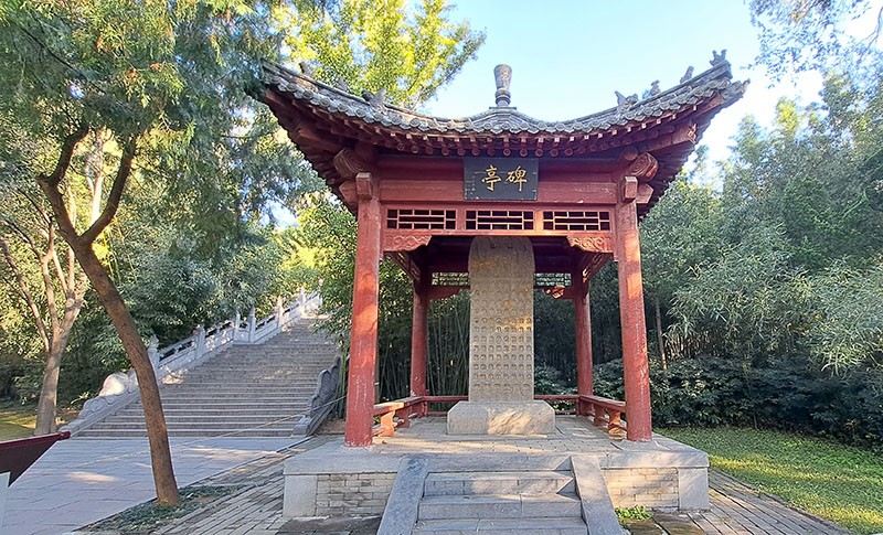 　嵩陽書院原名「嵩陽寺」，為佛教場所，因在嵩山之陽而得名，始建於北魏孝文帝太和八年（484年）。<br /><br />　進山門不遠有一中嶽嵩陽寺碑記載當年建寺歷史，上用隸書撰寫的《中嶽嵩陽寺碑銘序》，介紹了生禪師開闢嵩陽寺，建造佛殿、塔廟的功德及雕刻造像的過程。