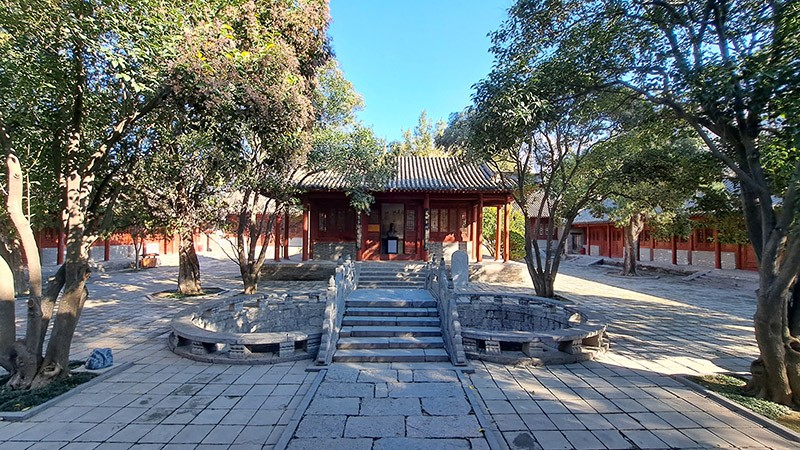 　道統祠，前為泮池，池上架拱橋以通往來。相傳孔子家居泮水之濱，少年常在泮水邊讀書。後人為紀念孔子，就在學宮或書院裡修建泮池，示不忘先師之意。古代嵩陽書院凡科舉考中的學子，都要在這裡舉行繞池三周儀式，表示不忘先師教導、永效先師博學品德，安邦治國益於天下。