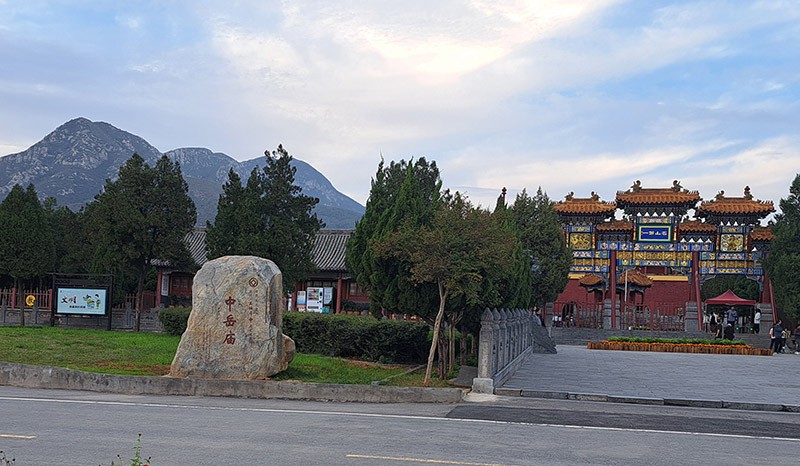 　中嶽廟始建于秦，為祭祀太室山神的場所。西漢時期，漢武帝下令叫祠官增建太室神祠，並以山下之百產封給神祠作為供奉之用，使中嶽廟地位更加鞏固。同時，太室山也被封為「嵩高山」，簡稱「嵩山」，正式與中國原有的四嶽並列，稱為「中嶽」。
