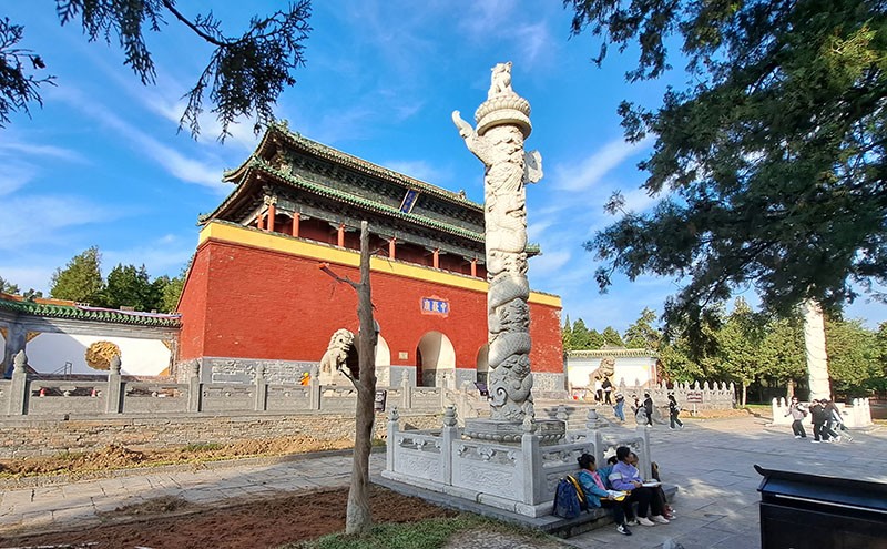　天中閣，在明清之際是中嶽廟的正門。<br /><br />　清乾隆時，按照北京清故宮的建造方法，對中嶽廟作了一次大規模的全面整修。整個廟宇的佈局制式都與故宮相似。因此中嶽廟有北方「小故宮」之稱。