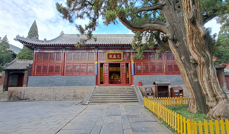 　文昌殿，也稱化三門，取名於道教的「一氣化三清」，是中嶽廟的過往門庭。