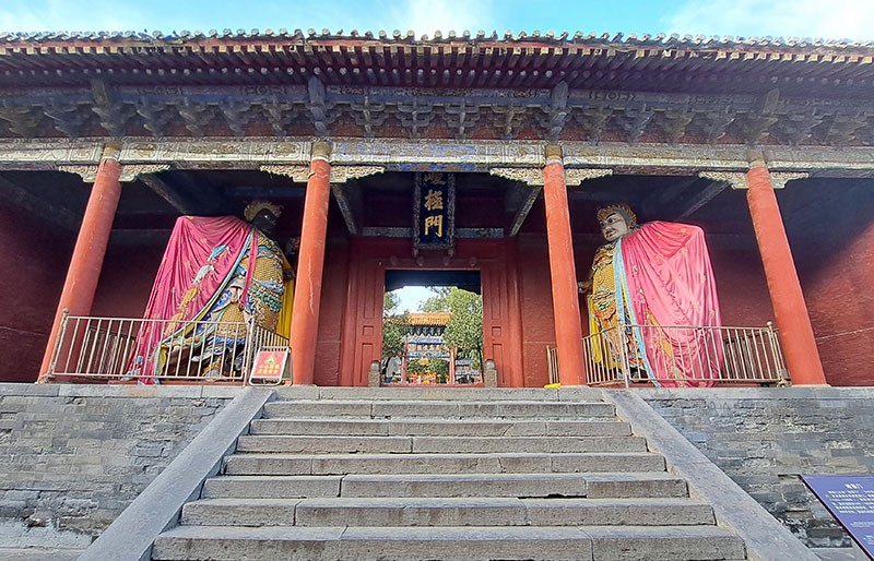 　峻極門，因中門兩側塑有一丈四尺高的兩尊將軍像，故又名「將軍門」，是中嶽大殿中心院的山門。