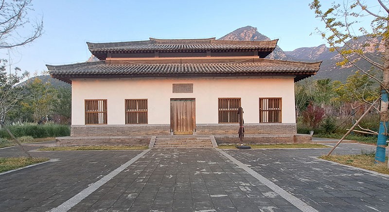 　第一天到登封，天還未黑，到旅館附近的小公園啟母闕走走，原來啟母闕也是「登封『天地之中』歷史建築群」世界遺產之一，可惜當時已到下班時間未能入內參觀。<br /><br />　「天地之中」包括：周公測景台和觀星台、嵩嶽寺塔、太室闕和中嶽廟、少室闕、啟母闕、嵩陽書院、會善寺、少林寺建築群等8處11項優秀歷史建築。<br /><br />　據傳，禹王的第一個妻子塗山氏生啟於此，山下建有啟母廟，故稱之為“太室”（室：妻也）。啟母闕是啟母廟前的神道闕。