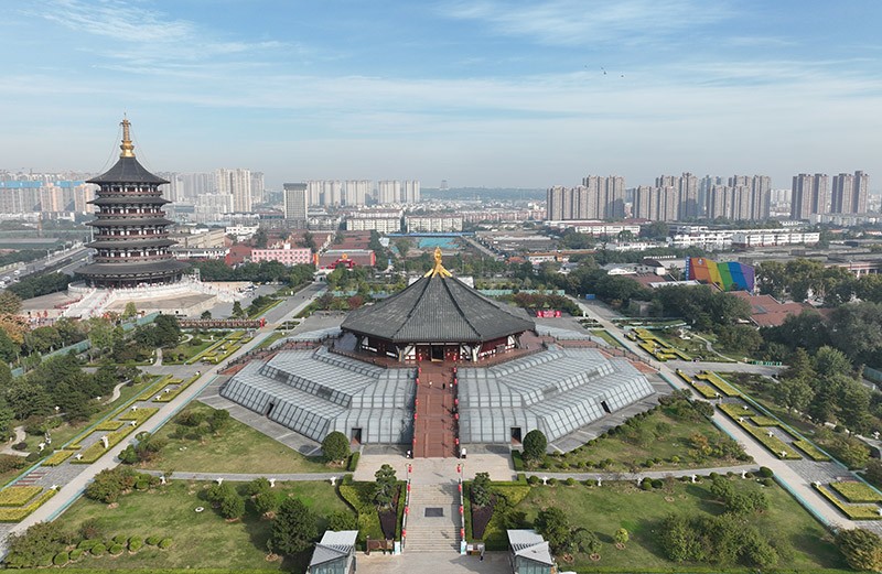 　遺址公園，找來找去都找不到什麼遺址，原來明堂天堂遺址就在兩幢新明堂天堂下面。<br /><br />　這裡是當年女皇武則天在神都洛陽的政治權力中心，景區主要包含了明堂、天堂兩座建築。明堂是唐洛陽紫微城正殿，號稱「萬象神宮」；左後方天堂則是武則天的御用禮佛堂。