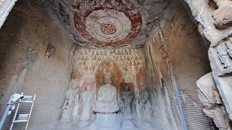 　萬佛洞，因洞內刻有一萬五千尊小佛而得名，洞內南北兩壁整齊刻有一萬五千尊小佛像，每尊只有四厘米高。