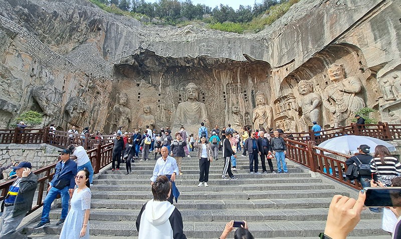 　大盧舍那像龕 ，是龍門石窟規模最大、藝術最精湛的一組摩崖型群雕。