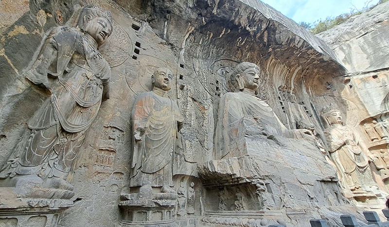 　主佛盧舍那是報身佛，意為光明遍照，通高17.14米，據說是武則天根據自己的容貌儀態雕刻的。
