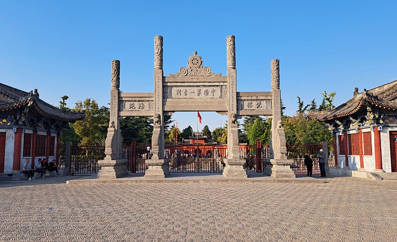 　少林寺號稱「天下第一名剎」，白馬寺則號稱「中國第一古剎」，都各有道理。白馬寺甚至被認為是中國第一寺。