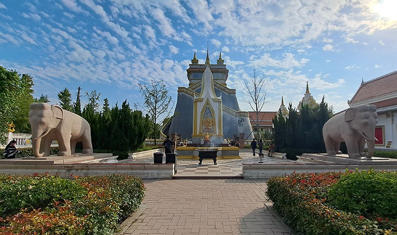 　泰國佛殿苑<br /><br />　1992年，泰國善信瓦塔納·阿薩瓦先生詣白馬寺朝拜後，為增進中泰兩國佛教界的友誼，向白馬寺敬贈了一尊高7.2米、重8噸的銅質鍍金大佛，後又出資與白馬寺共同修建一座泰國佛殿，1995年竣工。