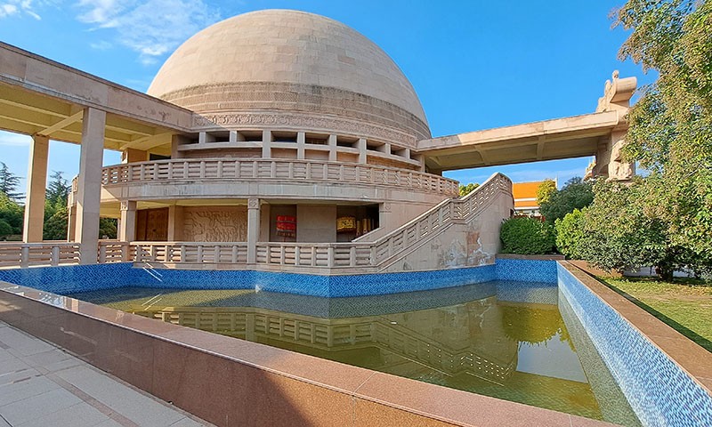 　大佛殿仿印度著名佛教遺址桑奇大塔建造。