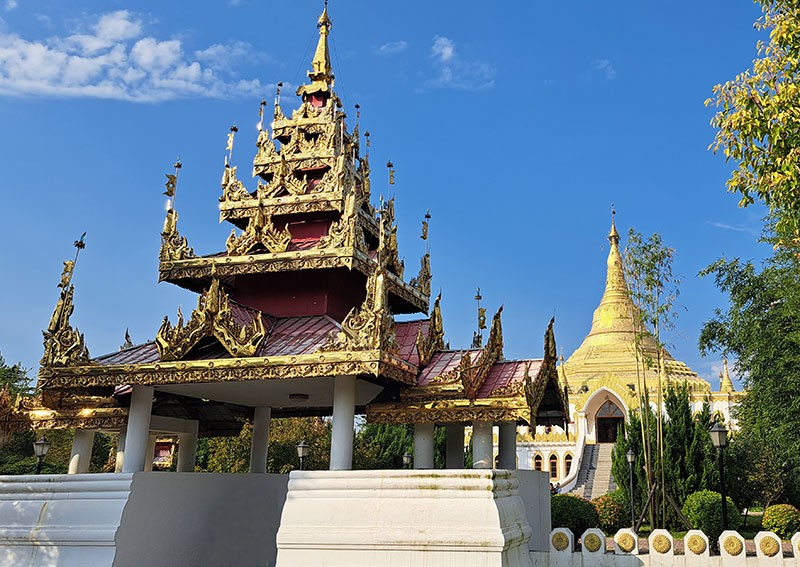 　緬甸佛塔苑<br /><br />　緬甸佛塔苑由緬甸政府出資修建。2012年工程奠基，2014年6月工程竣工。
