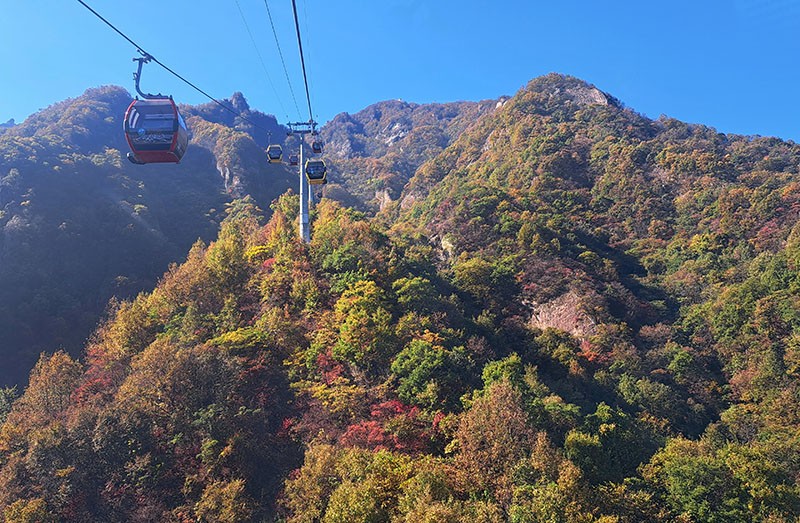 　上老君山有兩段索道，第一段比較遠，沿途該也沒什麼可觀性，因此絕大多數遊客都是坐索道上落的，來回票價¥130。