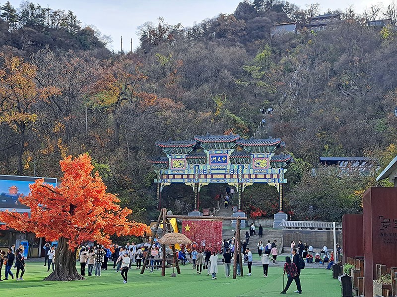 　十幾分鐘來到中天門廣場，在此可坐第二段索道(來回¥80)或走上山。