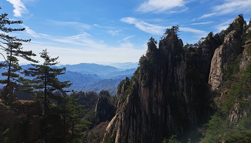 　後山的峰林有些張家界及黃山的感覺，峰林之間內一步一景，步移景換，景景如畫，故有“十里畫屏”之稱。