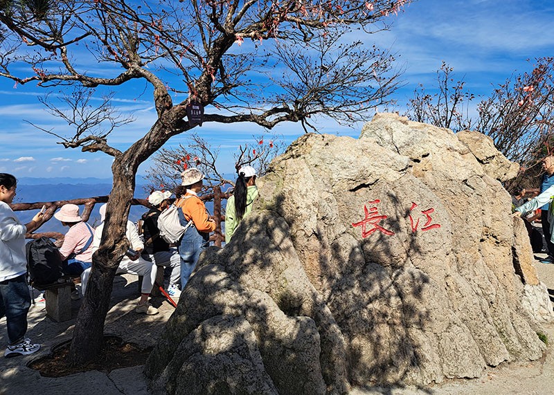 　經過一段台階後，見有“長江”二字，後面是“黃河”，原來這裡是長江與黃河的分水嶺。