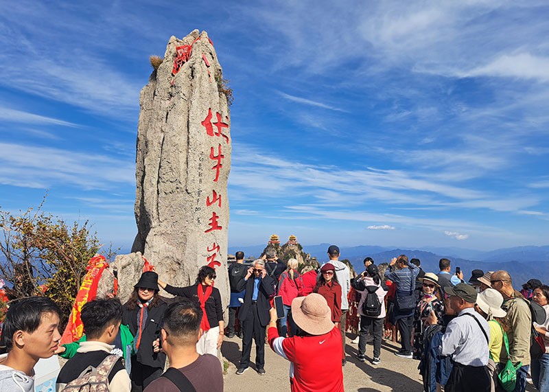 　老君山是伏牛山山脈的主峯，海拔2217米。