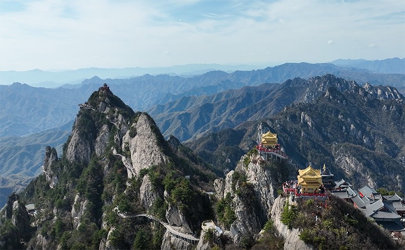 　遙遠回望一下，原來“伏牛山主峯”確是明顯凸出來，沿著棧道慢慢走不知不覺走到山頂了。