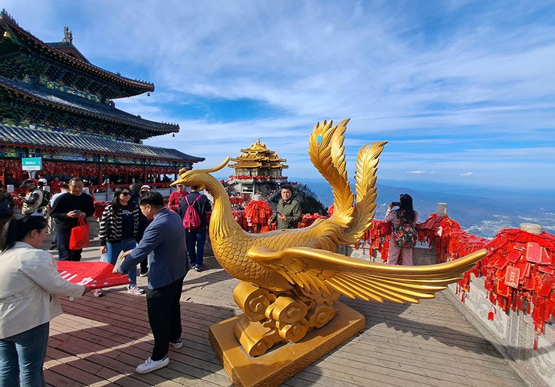 　淡季閑日，想不到老君山都很多遊客，在這麼多人地方，玩下無人機是更好體驗。