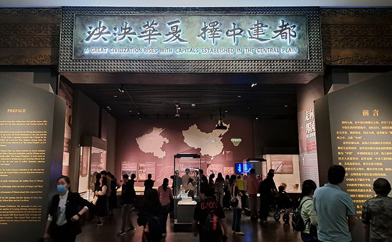 　河南省是中華民族和華夏文明的重要發祥地，是夏、商、周三代文明的核心區，三代文明奠定了中華文明綿延不斷發展的基礎，在河洛之間凝聚為成熟的文明形態，形成以王都為中心的輻射性統治格局。歷史上，先後有20多個朝代200多位帝王在河南建都興業。河南省地下文物全國第一，地上文物全國第二，是全國文物大省。河南歷史代表文化為“中原文化”。