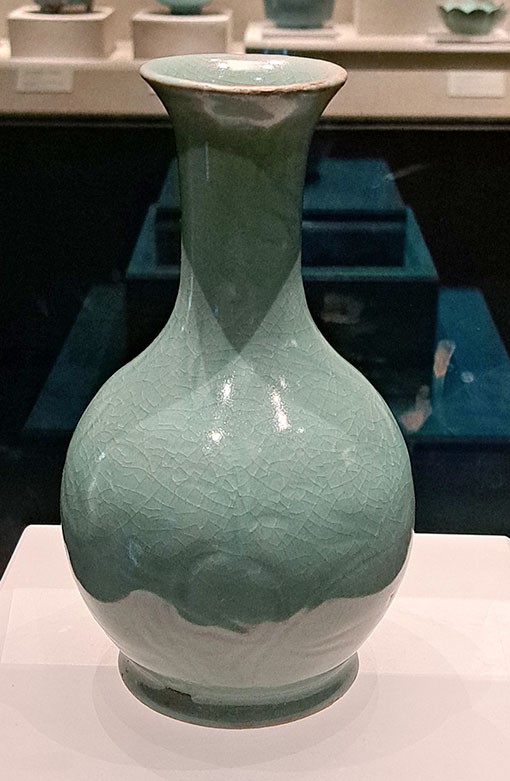 　汝官窯天藍釉刻花鵝頸瓶(宋)，高19.6cm，1987年在河南寶豐清涼寺汝窯遺址出土。<br /><br />　汝官窯天藍釉刻花鵝頸瓶，是中國稀世珍寶，絕世無雙。它是1987年汝官窯遺址考古發掘中獲得的唯一一件完整的天藍釉器物。汝官窯系御用窯，燒造時間極短，只在北宋晚期燒了大約20年。之後，汝窯消失，技術失傳。文獻記載：汝窯有“天青為貴，粉青為尚，天藍彌足珍貴”之稱。天藍釉的形成，主要是在燒制過程中窯位與火候恰臻妙處，因此成品率極低，傳世極少。河南博物院收藏的這件汝官窯天藍釉刻花鵝頸瓶，不但是唯一一件經考古工作者科學發掘所得的器物，而且是唯一一件刻花作品。