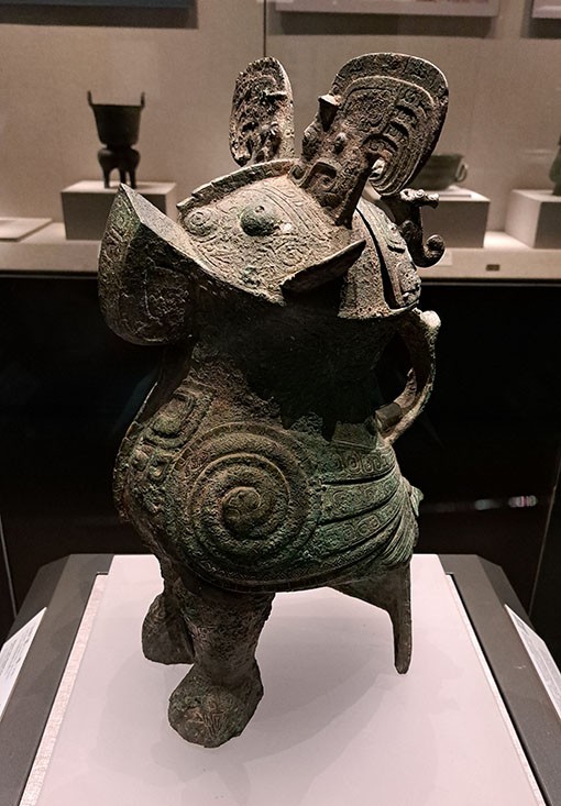 　婦好鴞尊(商)，高45.9cm，1976年於安陽殷墟婦好墓出土。<br /><br />　婦好墓是目前在殷墟發現的唯一一座不曾被盜掘過的商王室貴族大墓，也是中國迄今發現的、能夠確切斷定墓主人身份的年代最早的一座大墓。<br />鴞，貓頭鷹，在古代中國，貓頭鷹被視為戰爭之神。尊，是一種盛酒禮器，而婦好鴞尊不但是最早的鴞形酒器，而且造型完美。