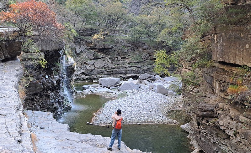 　下完一線天是【七星潭】。這裡泉水迭宕奔流，飛瀑從天而降，形成連環七個深潭，故名七星潭。