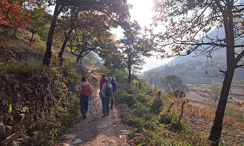 　早上8:20告別抱犢村。<br /><br />　抱犢村周邊林木蒼翠，山環水繞，在此做下小旅館生意及務農維生，生活該比不少人好。