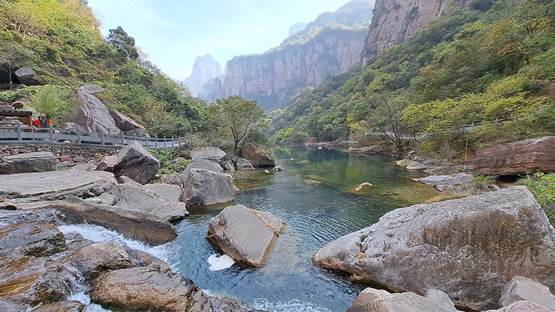 　八里溝因溝長八里而得名，是典型的北國山水風情。