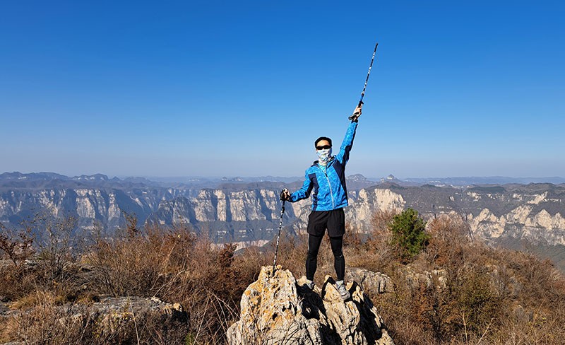 　兩小時後，終於翻上山嶺了，走了3300米，爬升650米。沿途走走停停，不覺得辛苦。