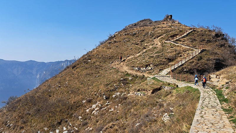 　下山前先上小山坡。