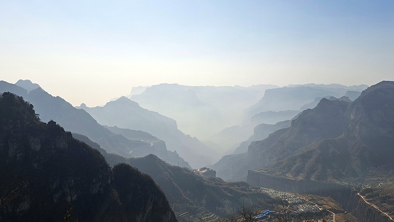 　和太行群峰說再見。