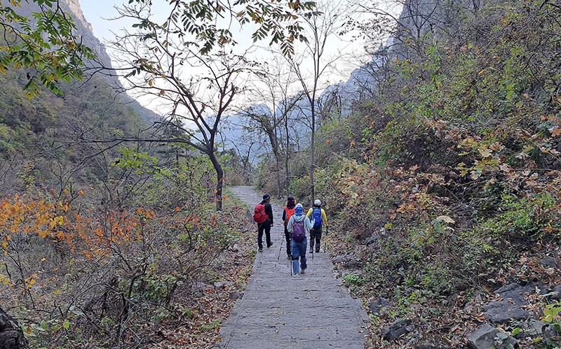 　下午四點半到達萬仙山景區(郭亮村) 。