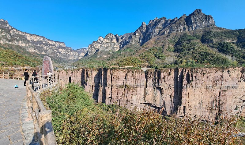 　掛壁公路對面的觀景台。