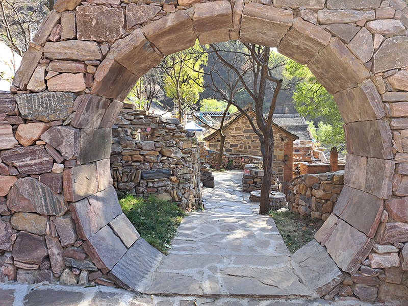 　郭亮村村莊不大，建築主要是用石頭闢建而成。