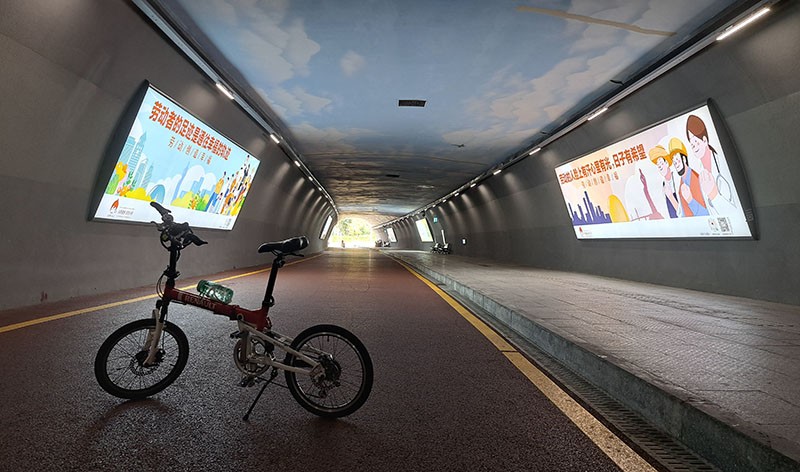 　隧道主要設計給行人及單車，但高大上足以雙線行車。