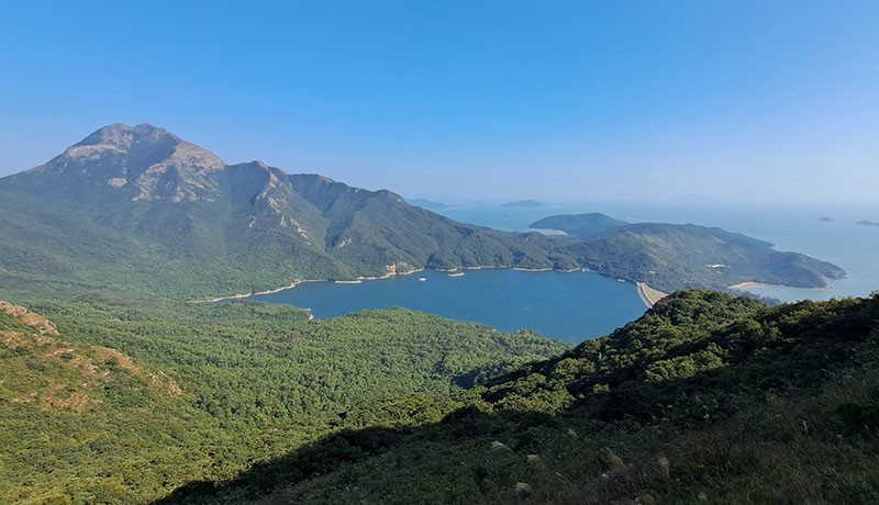 　再走一段，回望鳳凰山主峰及石壁水塘。